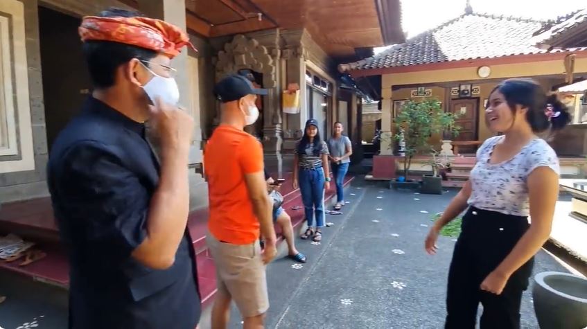 7 Potret penampakan rumah Bulan Sutena berkonsep khas hunian Bali, luas tapi sederhana