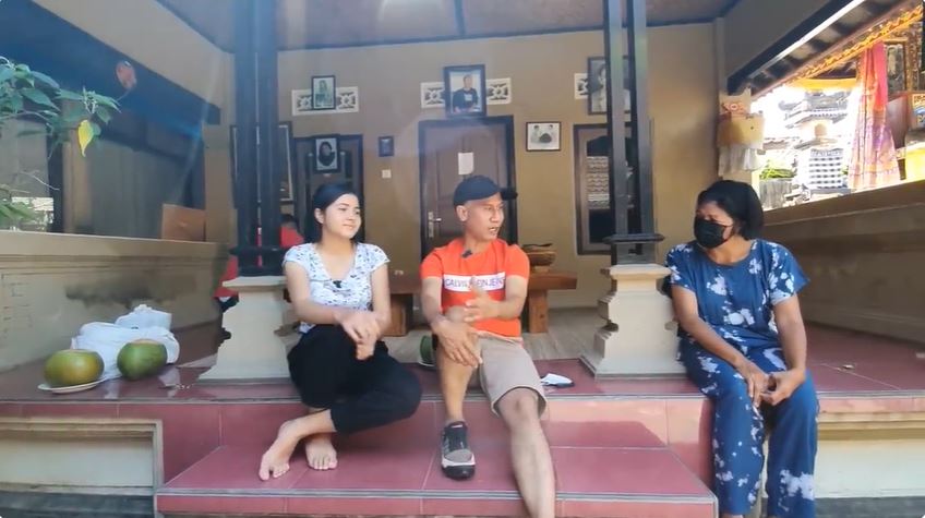 7 Potret penampakan rumah Bulan Sutena berkonsep khas hunian Bali, luas tapi sederhana