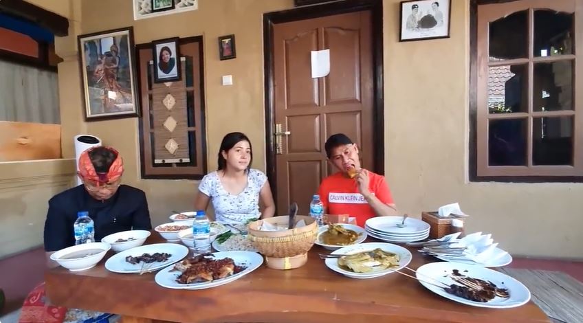 7 Potret penampakan rumah Bulan Sutena berkonsep khas hunian Bali, luas tapi sederhana