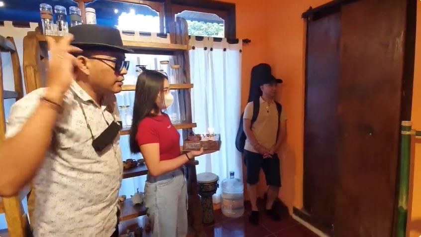 7 Potret penampakan rumah Bulan Sutena berkonsep khas hunian Bali, luas tapi sederhana