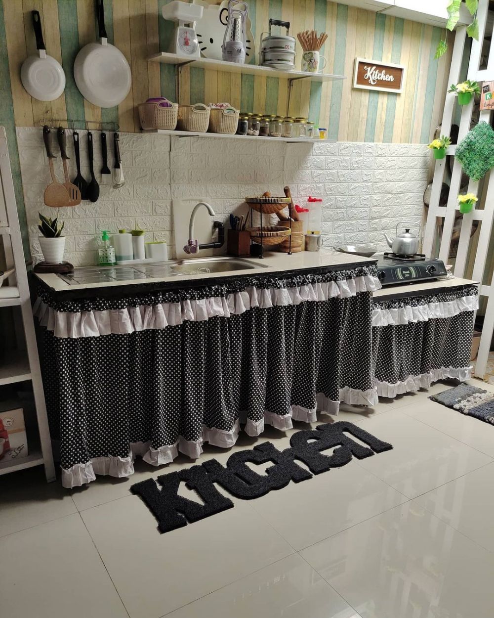 Dapur beratap seng di rumah tipe 36 ini tanpa kitchen set, intip 11 potretnya yang syahdu dan estetik