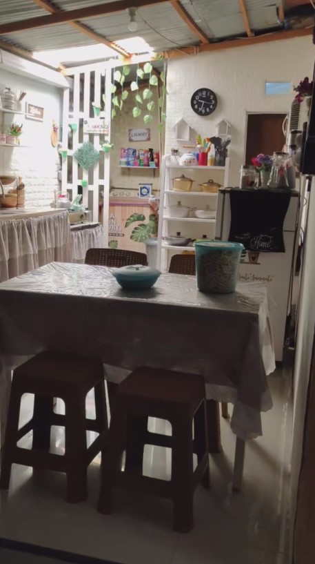 Dapur beratap seng di rumah tipe 36 ini tanpa kitchen set, intip 11 potretnya yang syahdu dan estetik