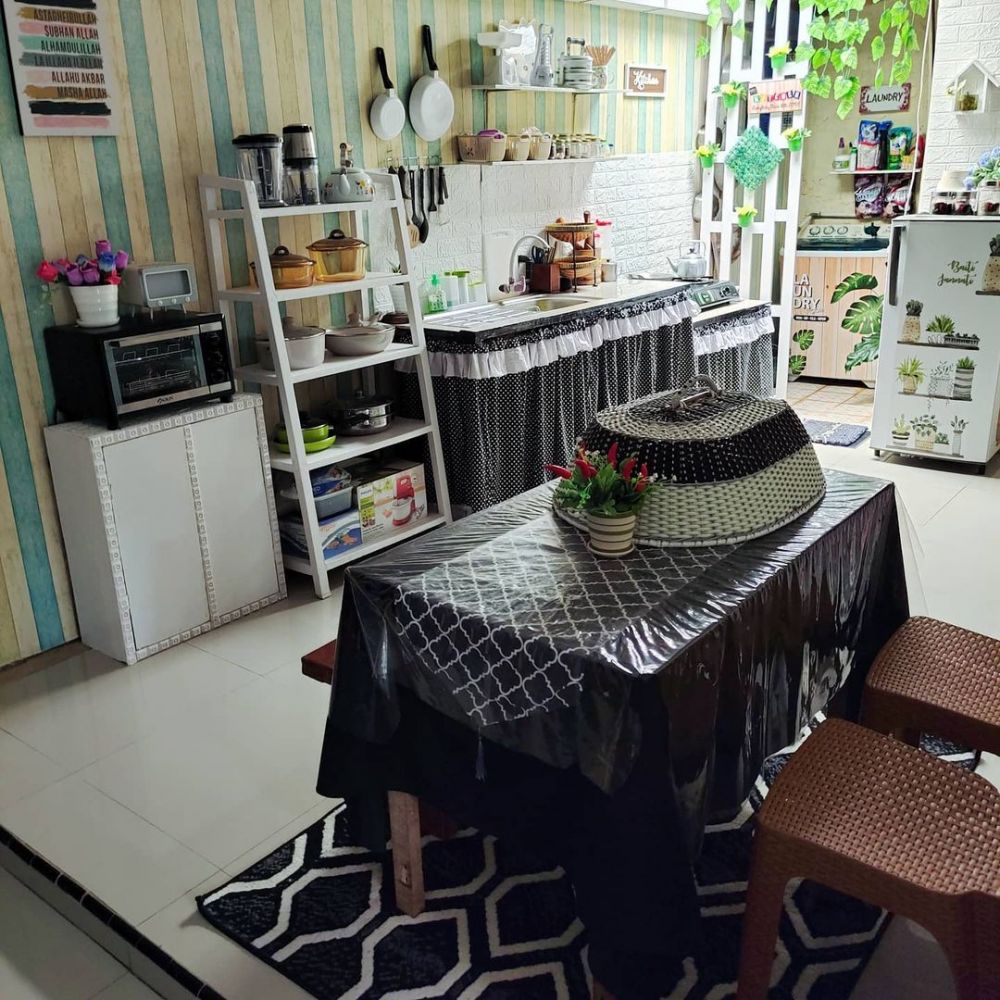 Dapur beratap seng di rumah tipe 36 ini tanpa kitchen set, intip 11 potretnya yang syahdu dan estetik