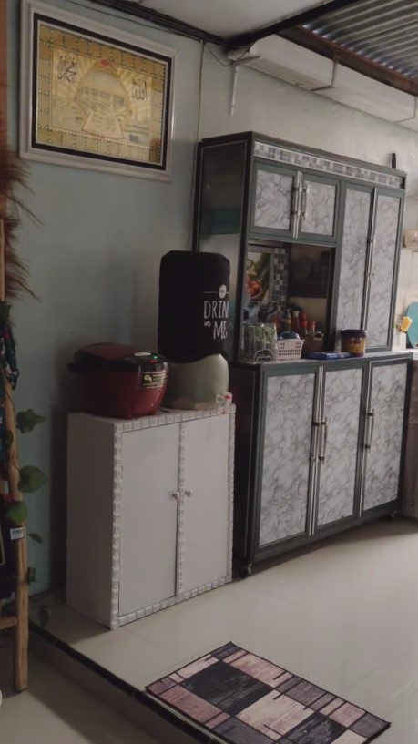 Dapur beratap seng di rumah tipe 36 ini tanpa kitchen set, intip 11 potretnya yang syahdu dan estetik