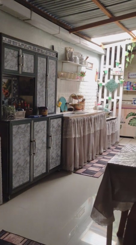 Dapur beratap seng di rumah tipe 36 ini tanpa kitchen set, intip 11 potretnya yang syahdu dan estetik