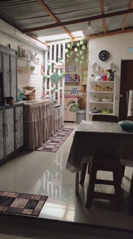 Dapur beratap seng di rumah tipe 36 ini tanpa kitchen set, intip 11 potretnya yang syahdu dan estetik