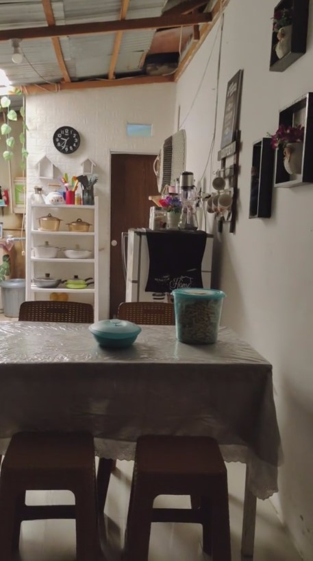 Dapur beratap seng di rumah tipe 36 ini tanpa kitchen set, intip 11 potretnya yang syahdu dan estetik