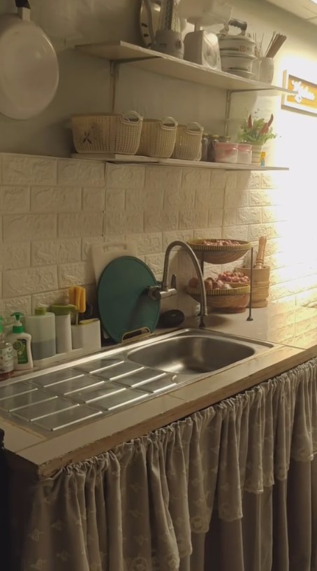 Dapur beratap seng di rumah tipe 36 ini tanpa kitchen set, intip 11 potretnya yang syahdu dan estetik