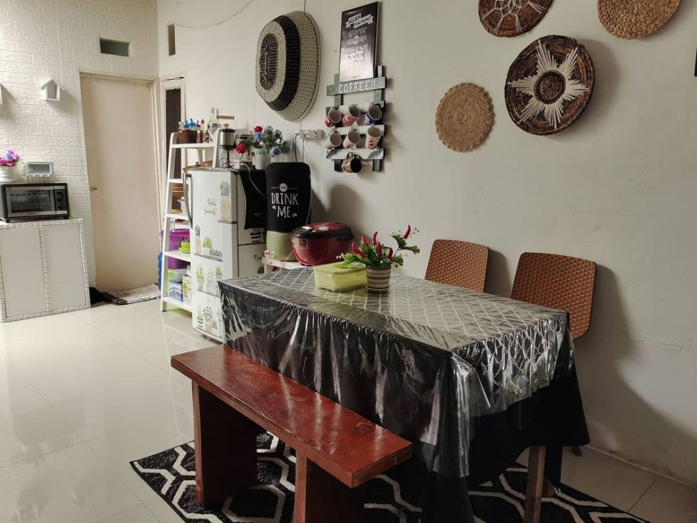 Dapur beratap seng di rumah tipe 36 ini tanpa kitchen set, intip 11 potretnya yang syahdu dan estetik