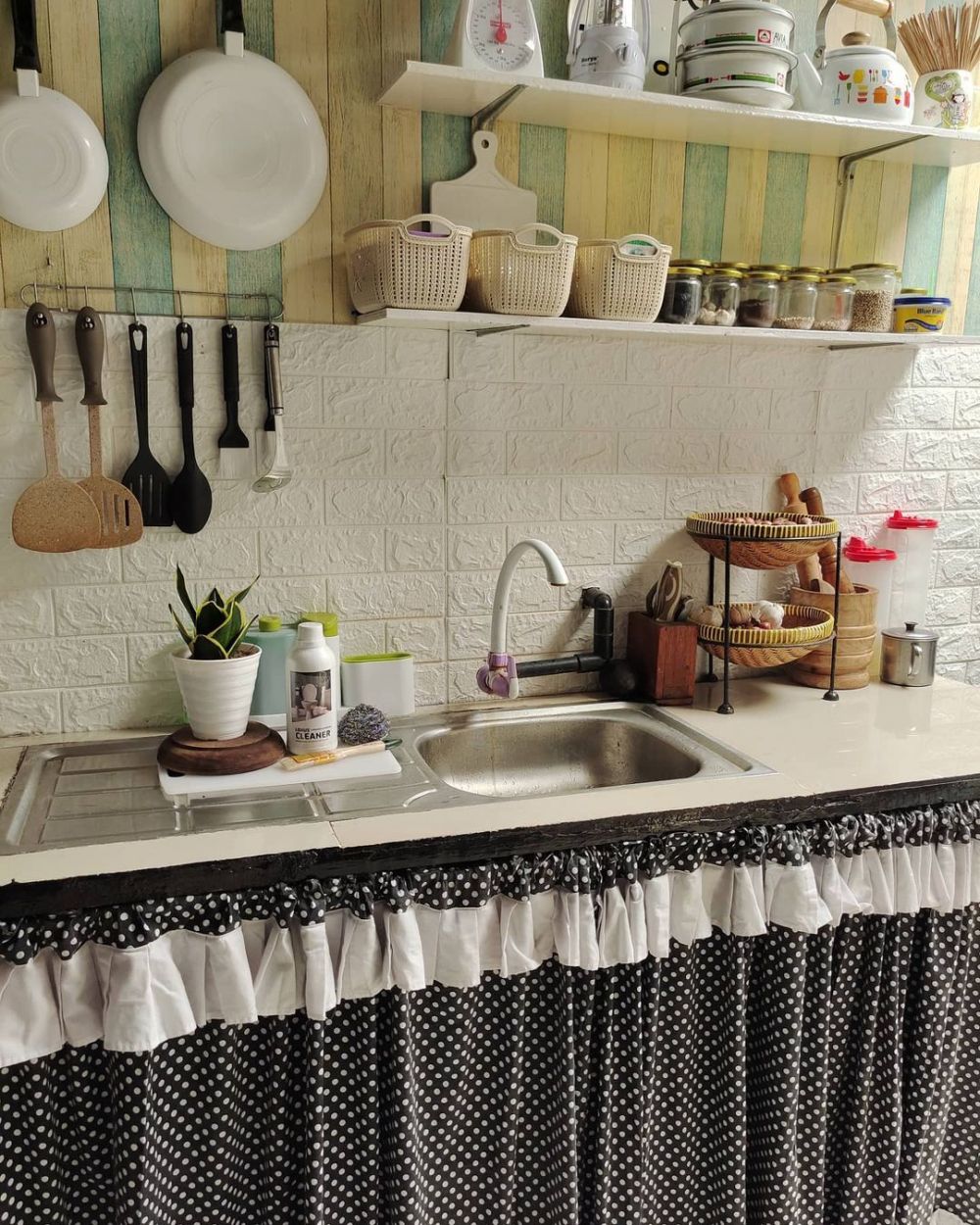 Dapur beratap seng di rumah tipe 36 ini tanpa kitchen set, intip 11 potretnya yang syahdu dan estetik