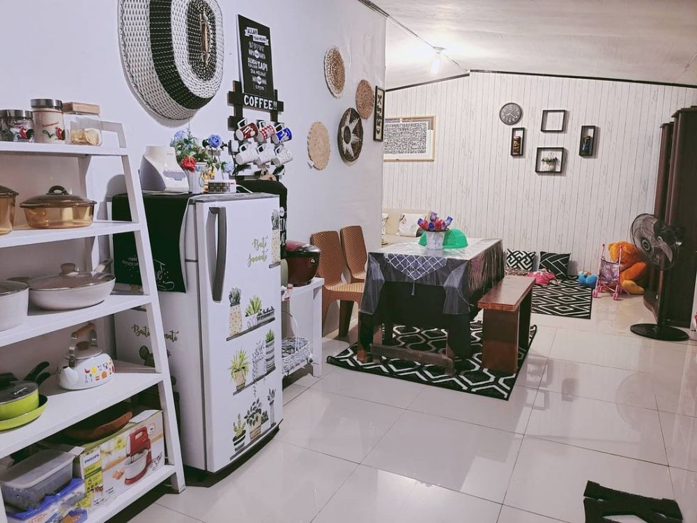Dapur beratap seng di rumah tipe 36 ini tanpa kitchen set, intip 11 potretnya yang syahdu dan estetik