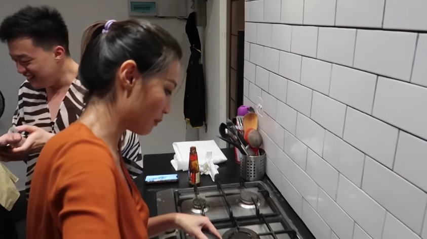 Patricia Gouw tinggal di kontrakan minimalis, 11 potret dapur kotornya ada pohon di tengah ruangan
