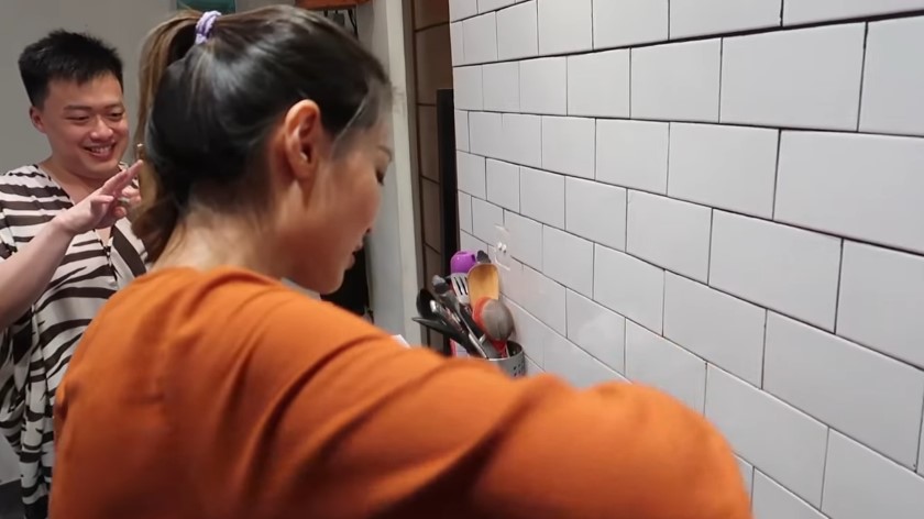 Patricia Gouw tinggal di kontrakan minimalis, 11 potret dapur kotornya ada pohon di tengah ruangan