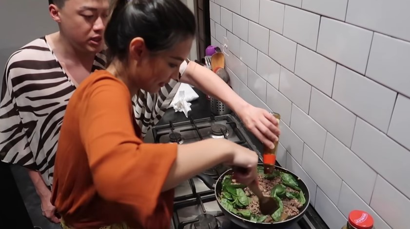 Patricia Gouw tinggal di kontrakan minimalis, 11 potret dapur kotornya ada pohon di tengah ruangan