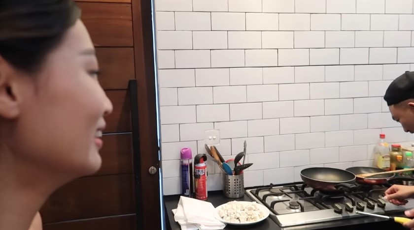 Patricia Gouw tinggal di kontrakan minimalis, 11 potret dapur kotornya ada pohon di tengah ruangan