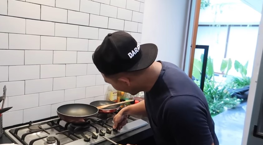 Patricia Gouw tinggal di kontrakan minimalis, 11 potret dapur kotornya ada pohon di tengah ruangan