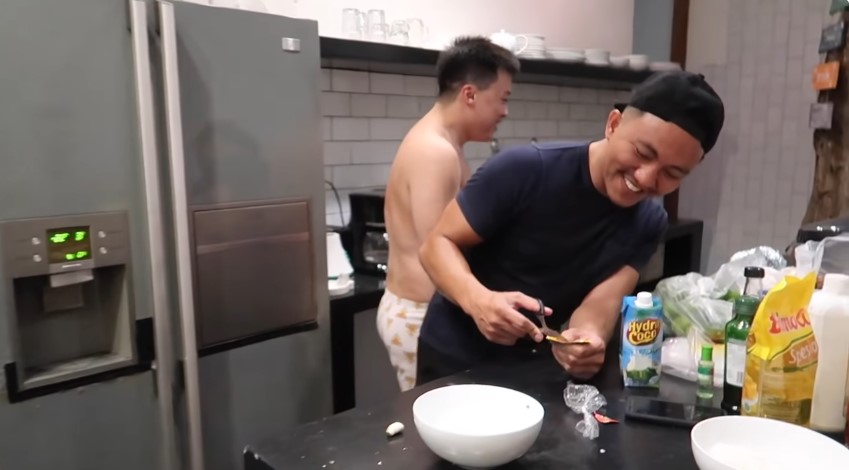 Patricia Gouw tinggal di kontrakan minimalis, 11 potret dapur kotornya ada pohon di tengah ruangan