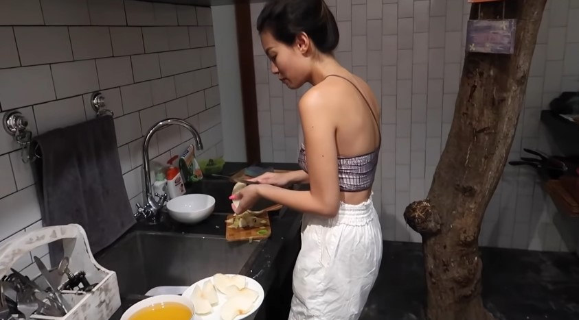 Patricia Gouw tinggal di kontrakan minimalis, 11 potret dapur kotornya ada pohon di tengah ruangan