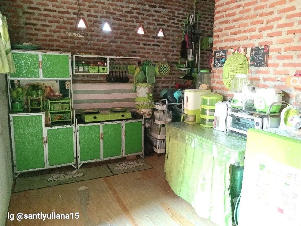 Dapur berdinding bata ini punya meja aluminium serba hijau, 11 potretnya estetik jauh dari kesan norak
