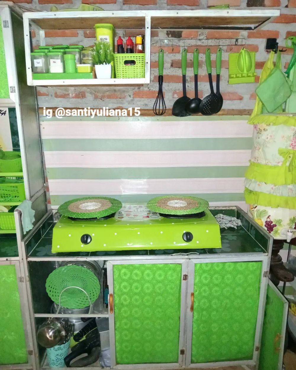 Dapur berdinding bata ini punya meja aluminium serba hijau, 11 potretnya estetik jauh dari kesan norak