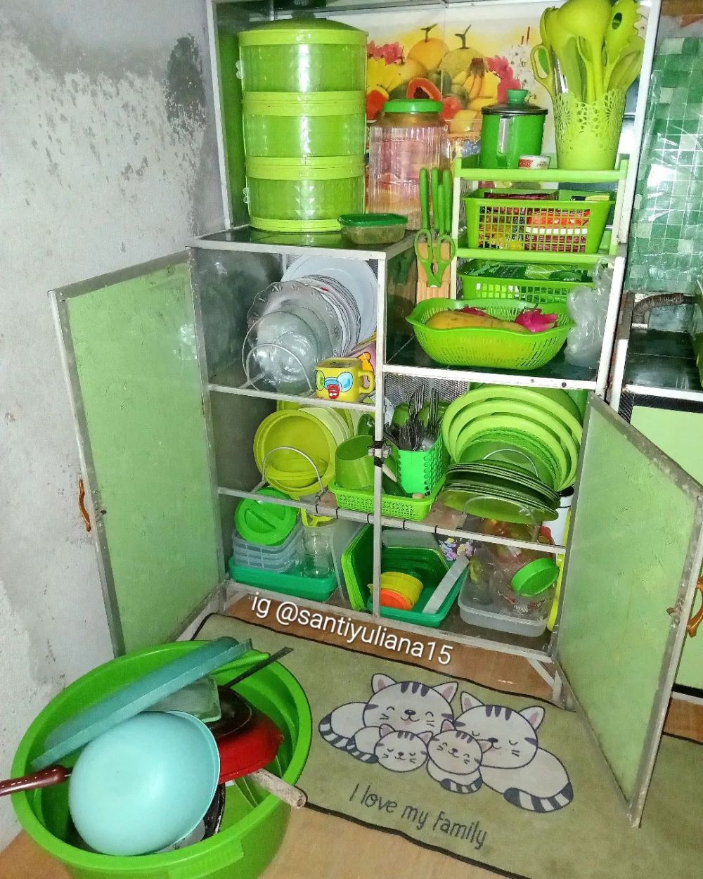 Dapur berdinding bata ini punya meja aluminium serba hijau, 11 potretnya estetik jauh dari kesan norak