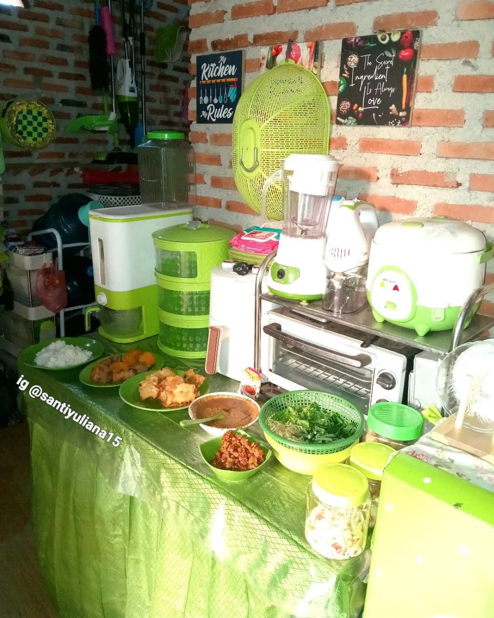 Dapur berdinding bata ini punya meja aluminium serba hijau, 11 potretnya estetik jauh dari kesan norak