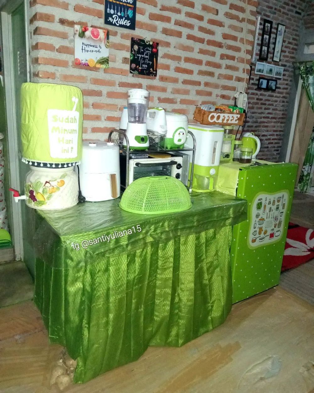 Dapur berdinding bata ini punya meja aluminium serba hijau, 11 potretnya estetik jauh dari kesan norak