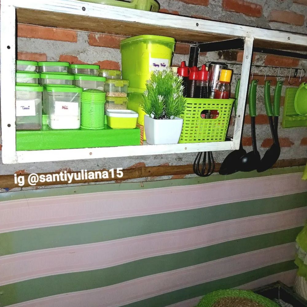 Dapur berdinding bata ini punya meja aluminium serba hijau, 11 potretnya estetik jauh dari kesan norak