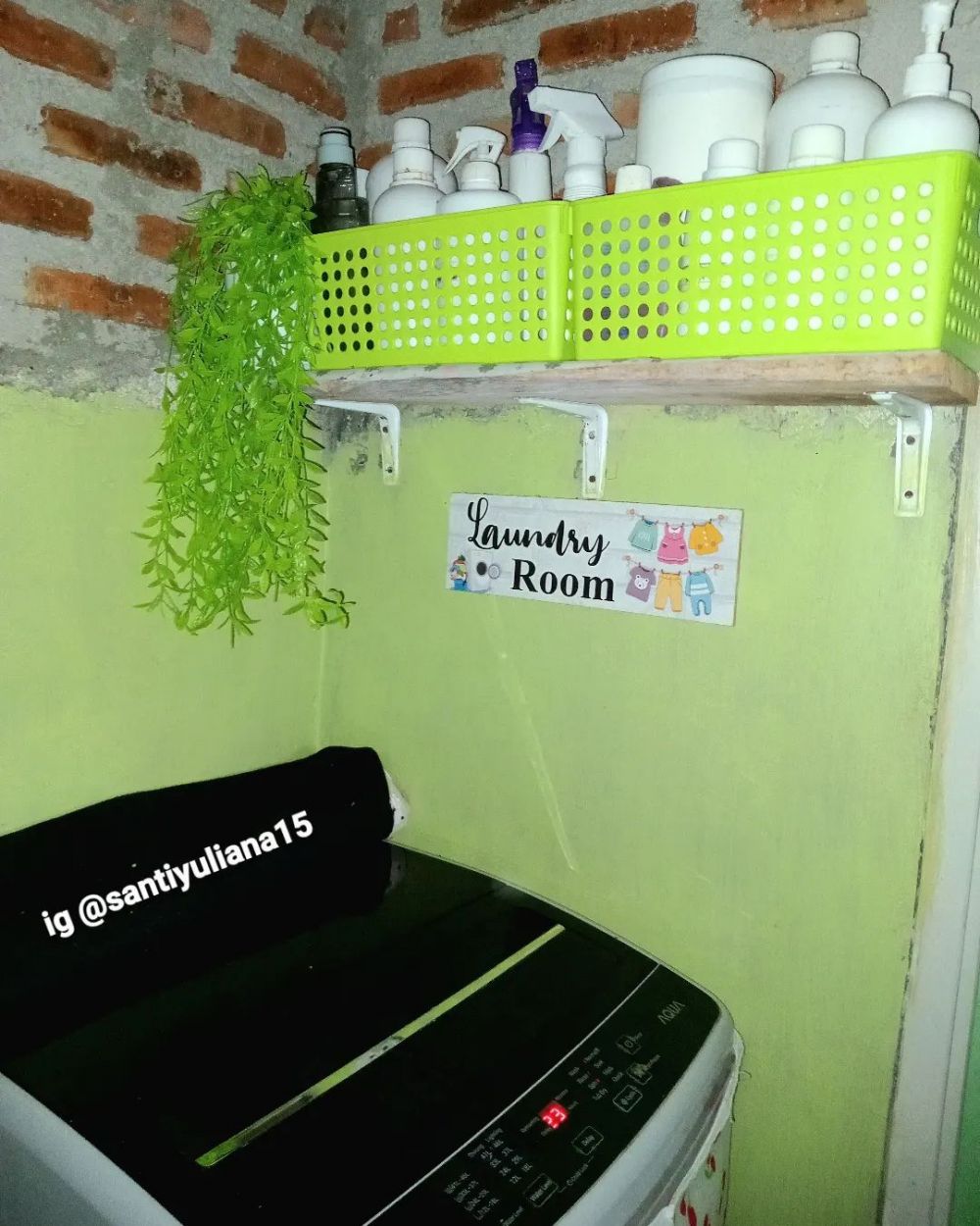 Dapur berdinding bata ini punya meja aluminium serba hijau, 11 potretnya estetik jauh dari kesan norak