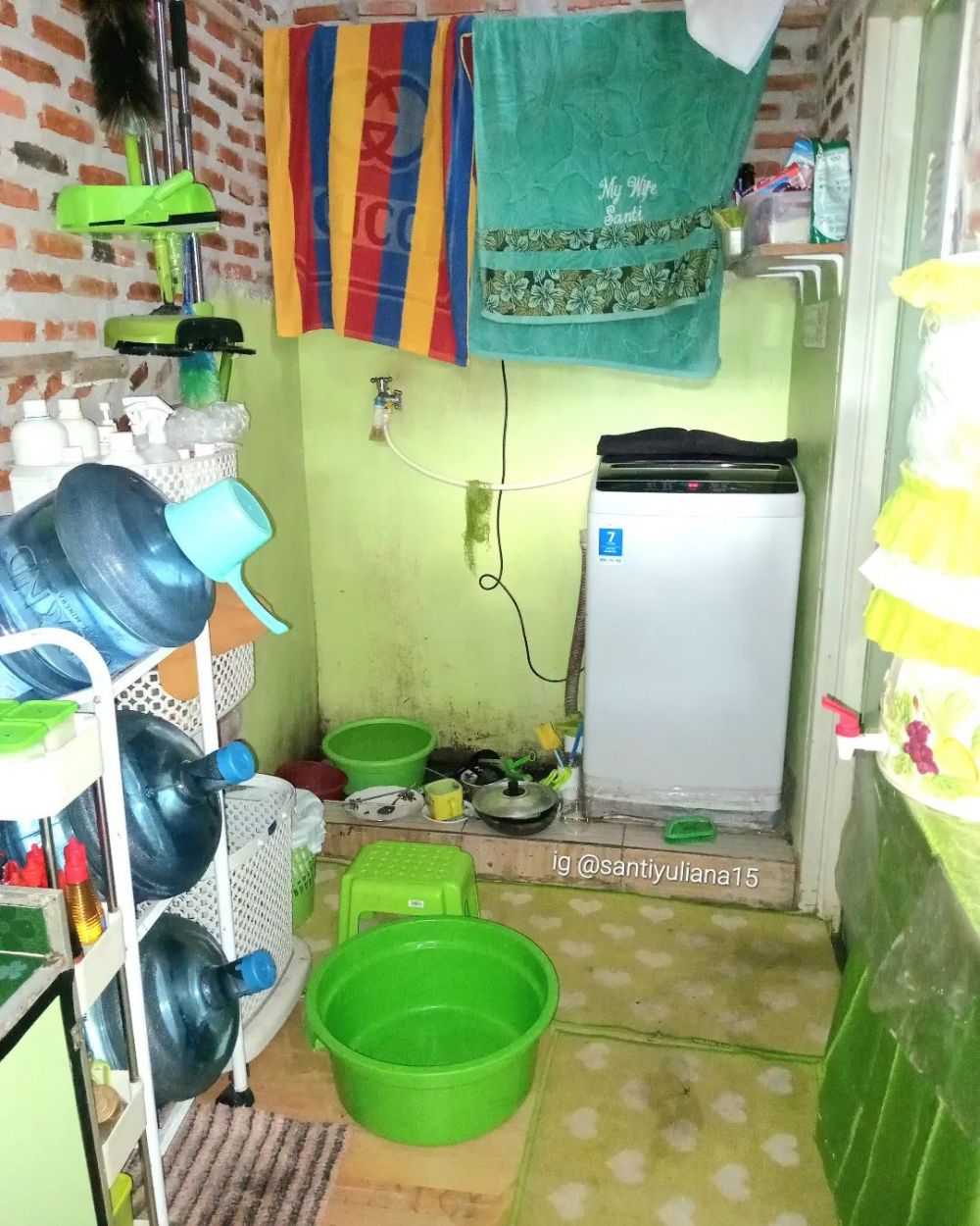 Dapur berdinding bata ini punya meja aluminium serba hijau, 11 potretnya estetik jauh dari kesan norak