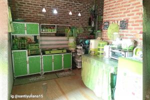 Dapur berdinding bata ini punya meja aluminium serba hijau, 11 potretnya estetik jauh dari kesan norak
