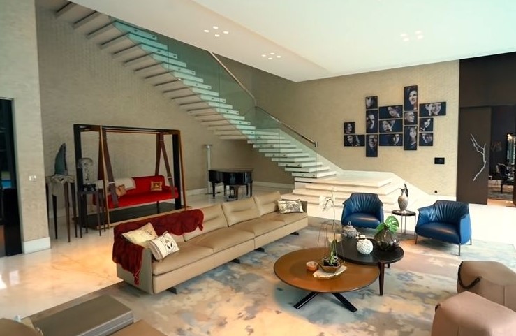 Punya rumah Rp500 M view langsung kolam renang, intip 9 potret ruang keluarga Manoj Punjabi