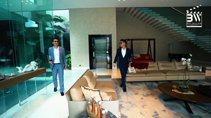 Punya rumah Rp500 M view langsung kolam renang, intip 9 potret ruang keluarga Manoj Punjabi