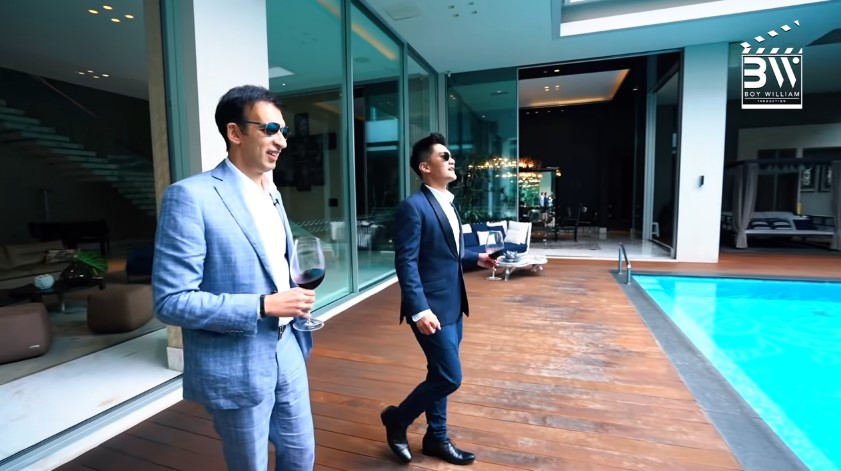 Punya rumah Rp500 M view langsung kolam renang, intip 9 potret ruang keluarga Manoj Punjabi