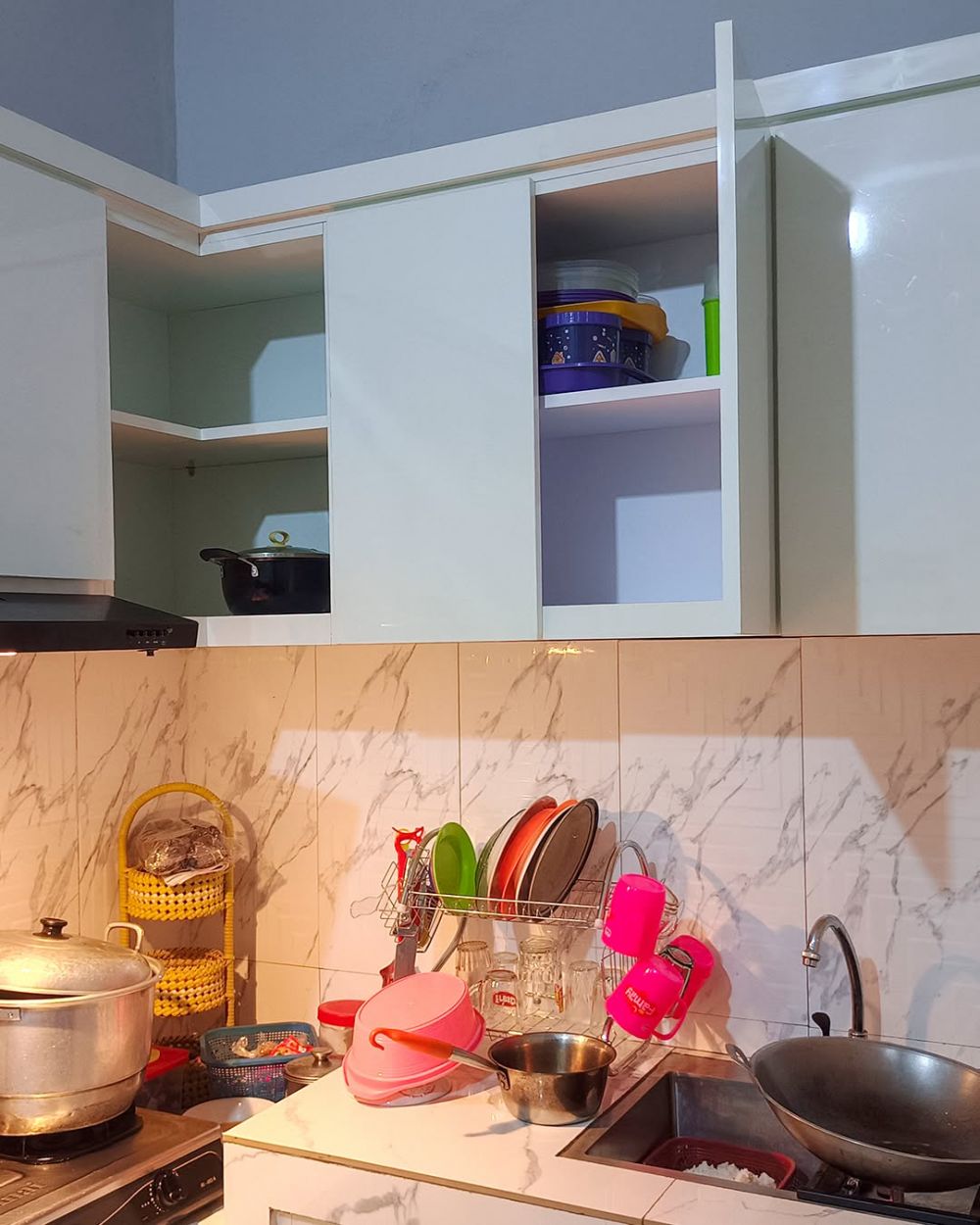 9 Potret makeover dapur sepetak kumuh tanpa kitchen set jadi apik meski minimalis