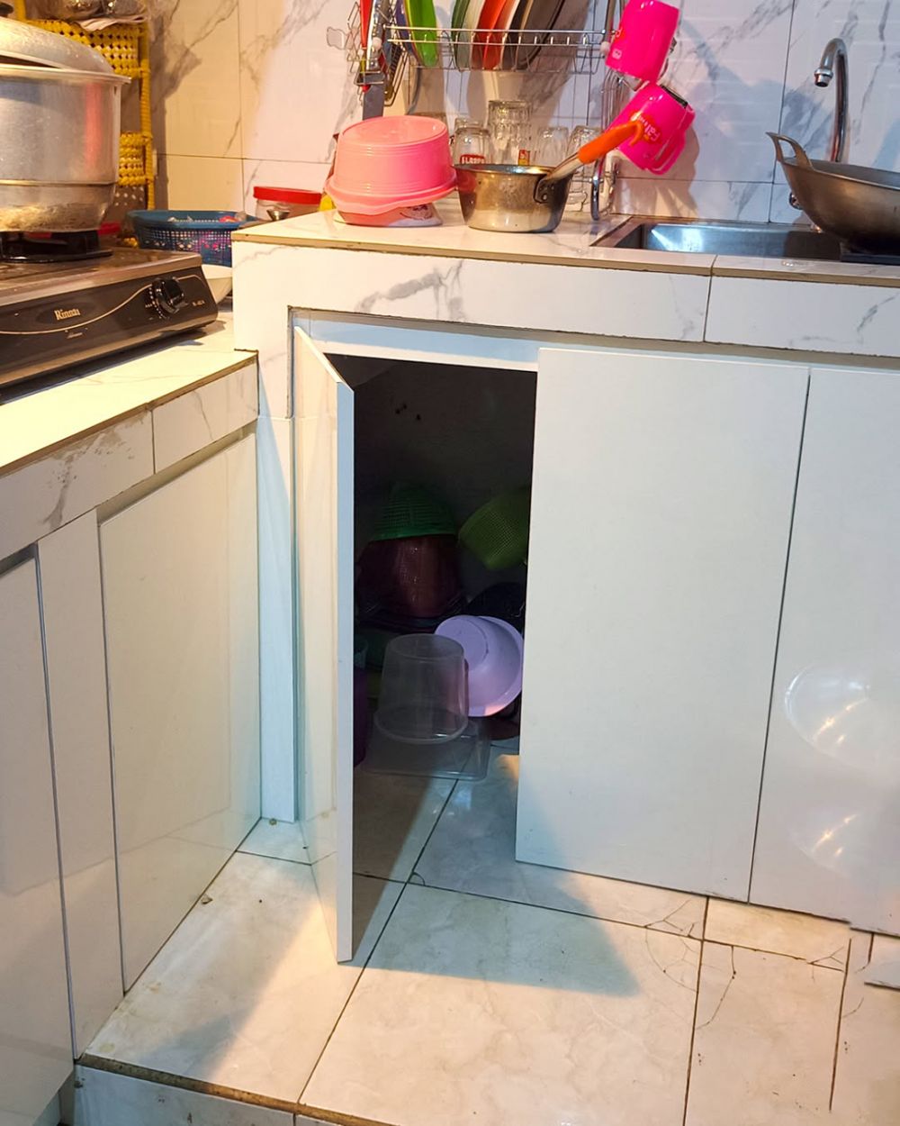 9 Potret makeover dapur sepetak kumuh tanpa kitchen set jadi apik meski minimalis