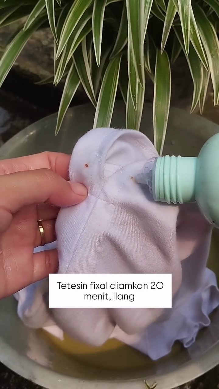 Cara mencuci noda karat di pakaian putih ini langsung hilang dalam sekejap meski tanpa disikat