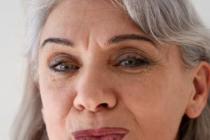 Cara samarkan kerutan wajah cuma pakai krim dari 1 jenis umbi-umbian, auto tampak 10 tahun lebih muda