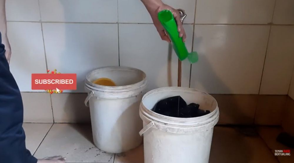 Bukan dicuci air hujan, ini trik bersihkan jas hujan agar tetap awet dan tak rembes