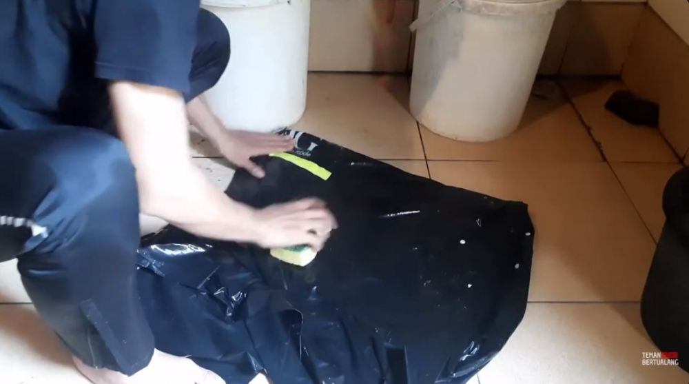 Bukan dicuci air hujan, ini trik bersihkan jas hujan agar tetap awet dan tak rembes