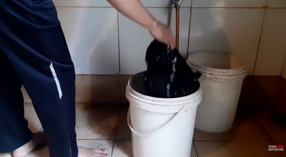 Bukan dicuci air hujan, ini trik bersihkan jas hujan agar tetap awet dan tak rembes