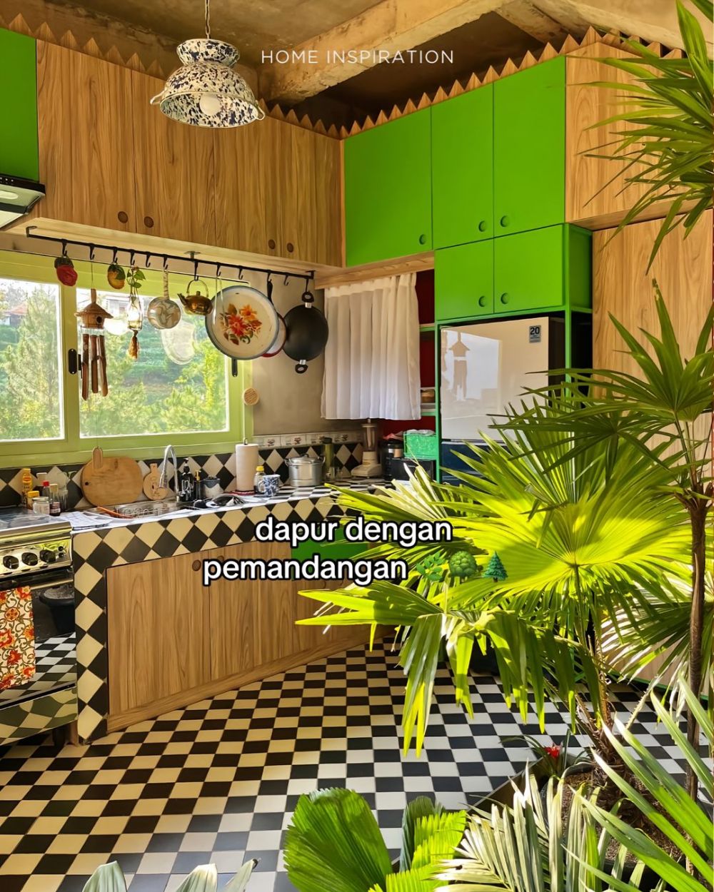 Dari luar rumah ramping ini tampak biasa aja, 9 potret interiornya serasa berada di negeri dongeng