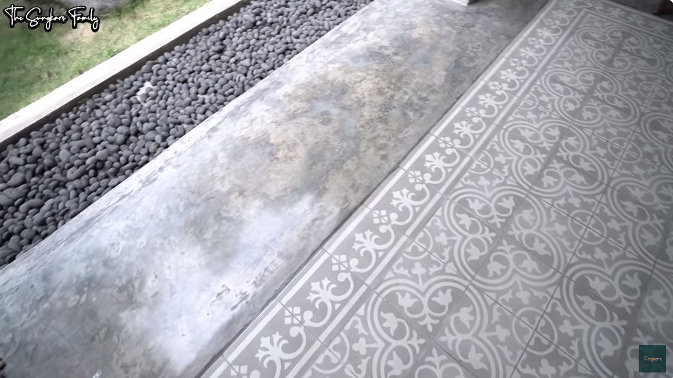 Tradisional ada pendopo kayu, ini 9 potret teras rumah Zaskia Adya Mecca di Jogja dengan keramik jadul