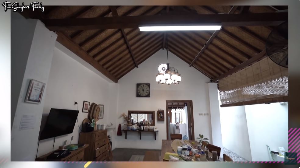 Tradisional ada pendopo kayu, ini 9 potret teras rumah Zaskia Adya Mecca di Jogja dengan keramik jadul