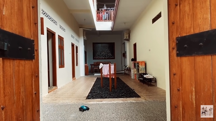 Tradisional ada pendopo kayu, ini 9 potret teras rumah Zaskia Adya Mecca di Jogja dengan keramik jadul