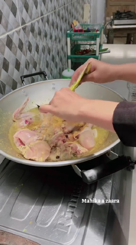 9 Potret dapur beralas semen ini interiornya antimainstream, wastafelnya bikin emak-emak auto mupeng