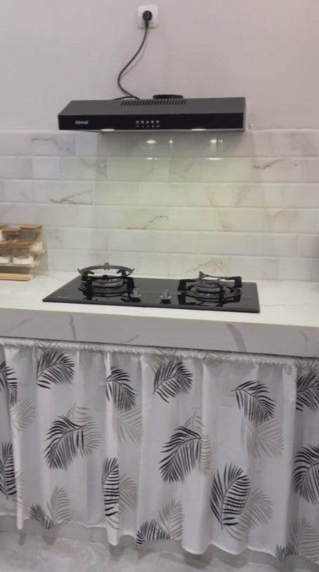 Rumah subsidi tipe 30 ini mewah tanpa kitchen set, intip 11 potret dapur pakai mini bar desain elegan