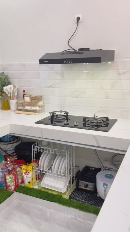Rumah subsidi tipe 30 ini mewah tanpa kitchen set, intip 11 potret dapur pakai mini bar desain elegan