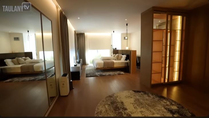 Pemandangannya langsung kolam renang, intip 10 potret kamar tidur Desta di rumah penuh kamuflase