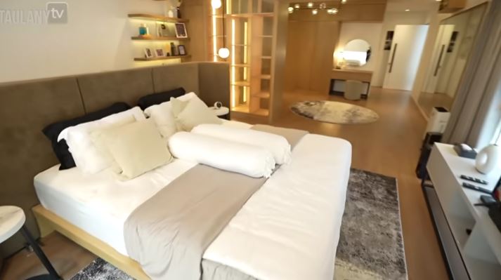 Pemandangannya langsung kolam renang, intip 10 potret kamar tidur Desta di rumah penuh kamuflase